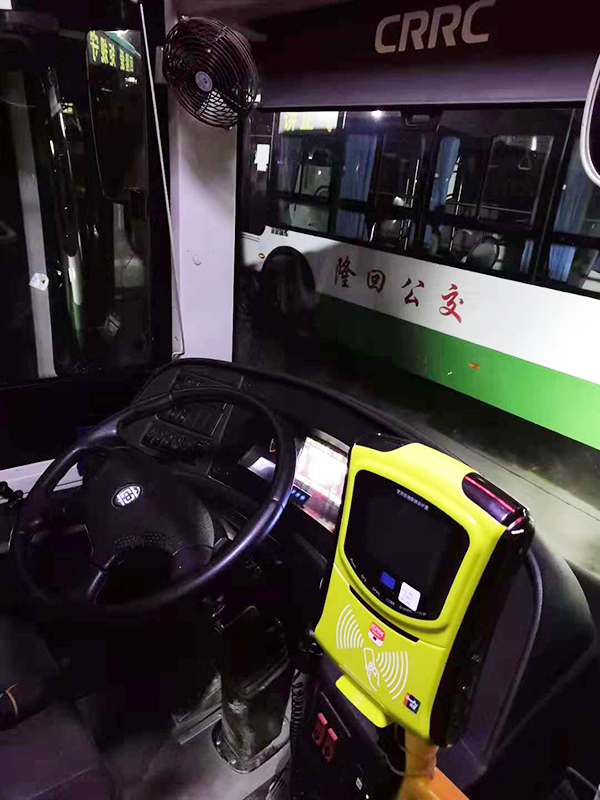 公交手機(jī)掃碼支付比IC卡刷卡方便 