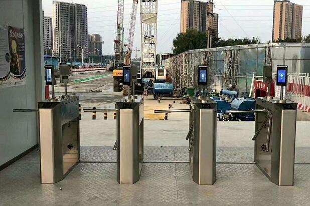 建筑工地人臉識(shí)別測(cè)溫門禁一體機(jī)